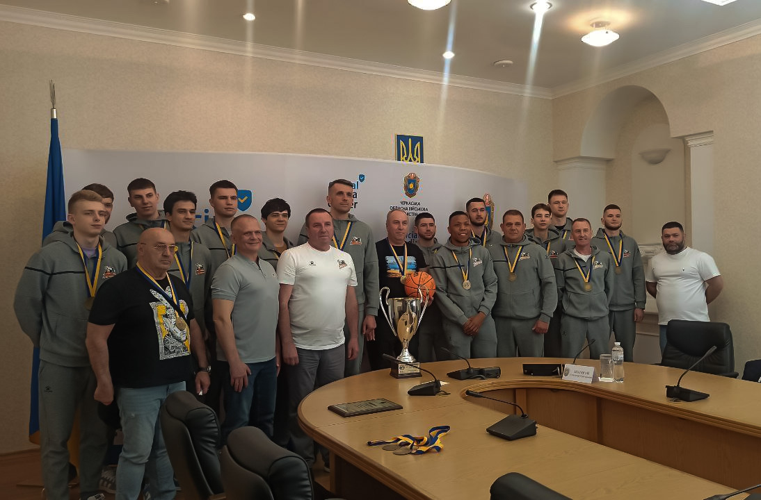 Черкаські Мавпи з бронзовим кубком Суперліги завітали до Черкаської ОВА